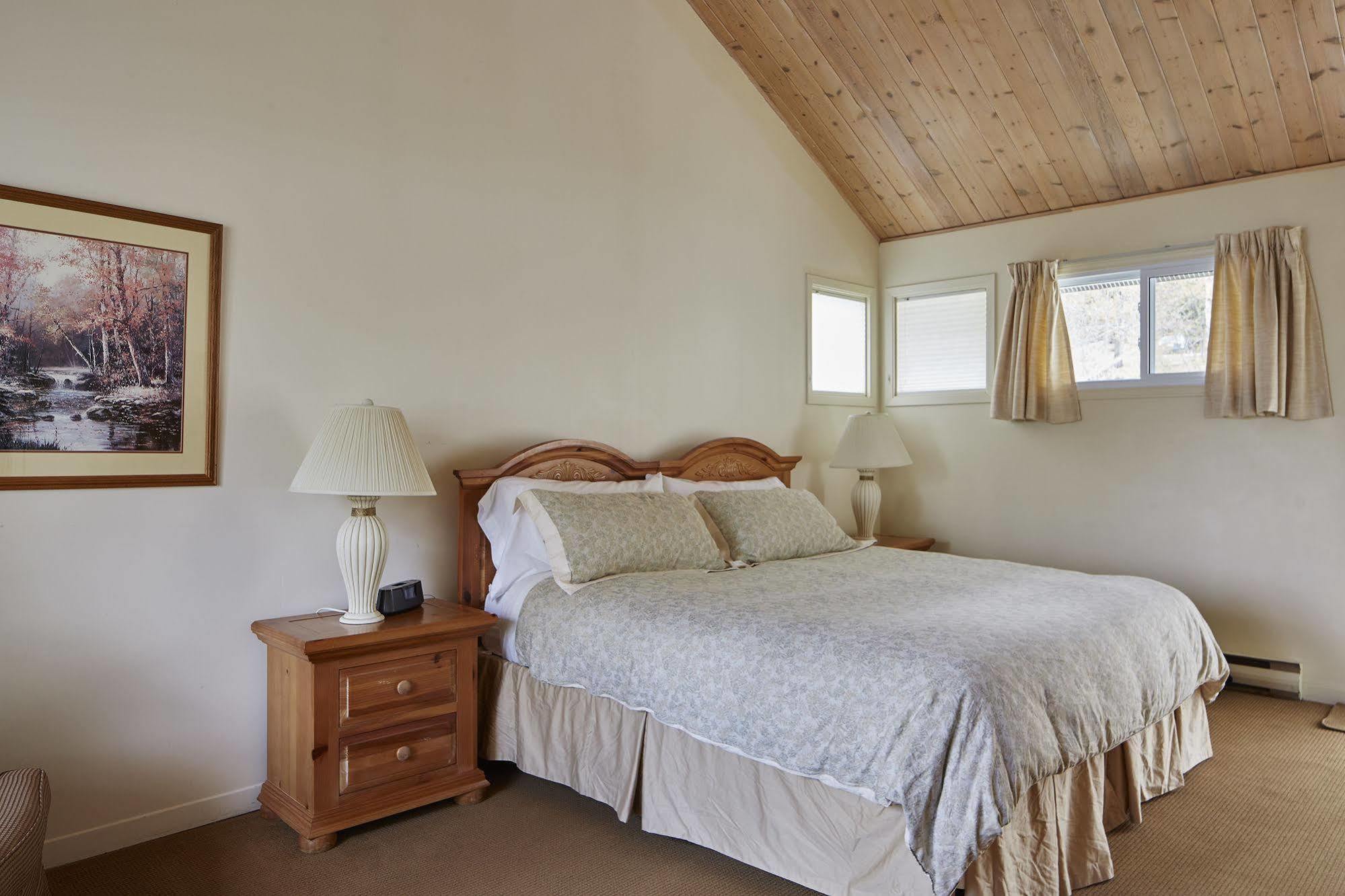 Sir Sam'S Inn & Spa (Adults Only) Haliburton Esterno foto